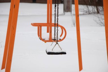 Çocuk salıncağı kışın ocak ayında yerleşim bölgesinin avlusunda
