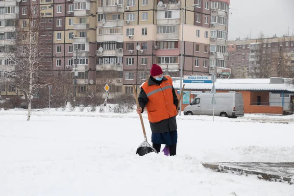 Ukraine Dnipro 2021 Woman Cleans Road Snow January Residential Area — Stock Photo, Image