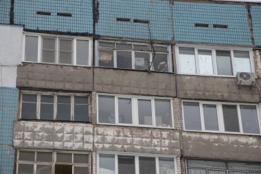 Ukrayna 'da çok katlı eski bir panelin ön cephesi