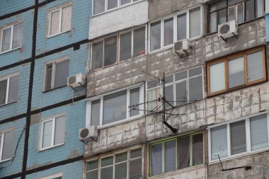 Ukrayna 'da çok katlı eski bir panelin ön cephesi