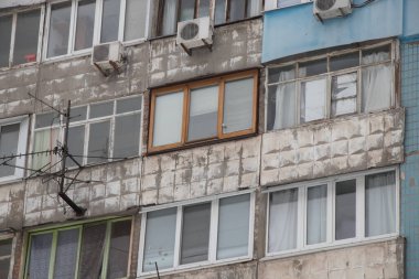 Ukrayna 'da çok katlı eski bir panelin ön cephesi