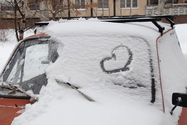 Coeur Peint Dans Neige Sur Une Voiture Garée Dans Cour — Photo