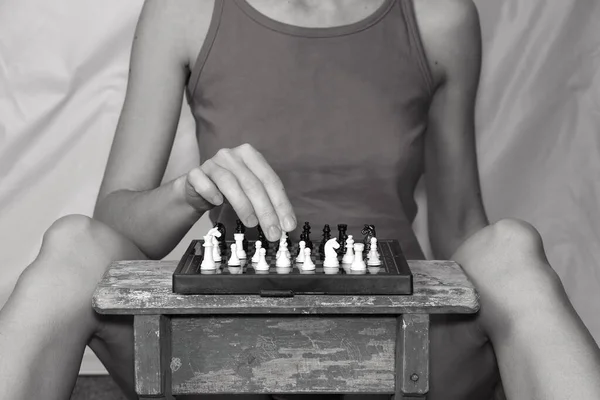 Νεαρή Κοπέλα Που Παίζει Σκάκι Στο Τραπέζι Μόνη Στο Σπίτι — Φωτογραφία Αρχείου