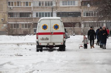 Ukrayna Dnipro 14.01.2021 - ambulans karantina sırasında şehrin bir uyuma bölgesine çağrıldı.
