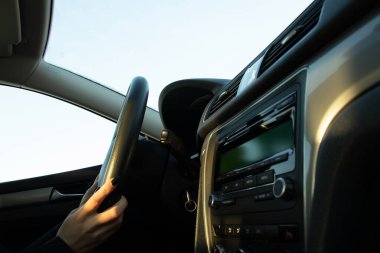 Kız arabasını sürüyor, robot sürüyor, araba hareket ediyor.