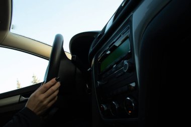 Kız arabasını sürüyor, robot sürüyor, araba hareket ediyor.