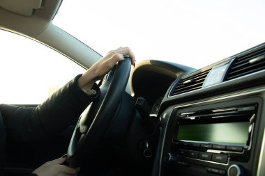 Kız arabasını sürüyor, robot sürüyor, araba hareket ediyor.
