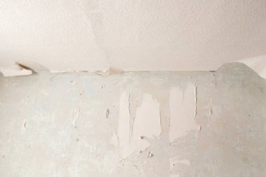Konut binasının duvarındaki eski duvar kağıtlarını sökmek, bir apartman dairesini yenilemek.