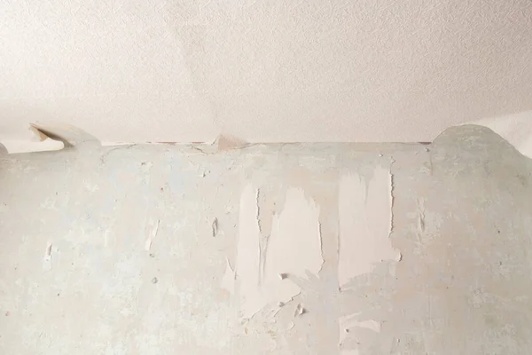งถอดวอลล เปเปอร กระดาษเก าออกจากก าแพงในห องของอาคารท อาศ ยปร บปร งอพาร — ภาพถ่ายสต็อก
