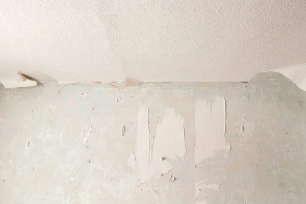 Removendo Papel Parede Velho Parede Uma Sala Edifício Residencial Renovando — Fotografia de Stock