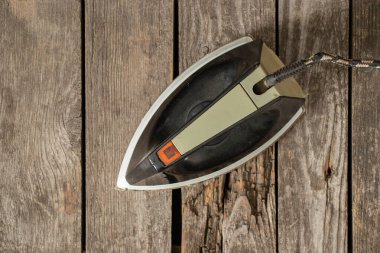 Eski Sovyet demirleri ahşap bir masada yatıyor.