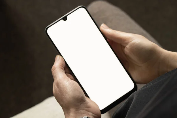 Телефон Руках Молодой Девушки Белым Экраном Дизайна Крупным Планом — стоковое фото