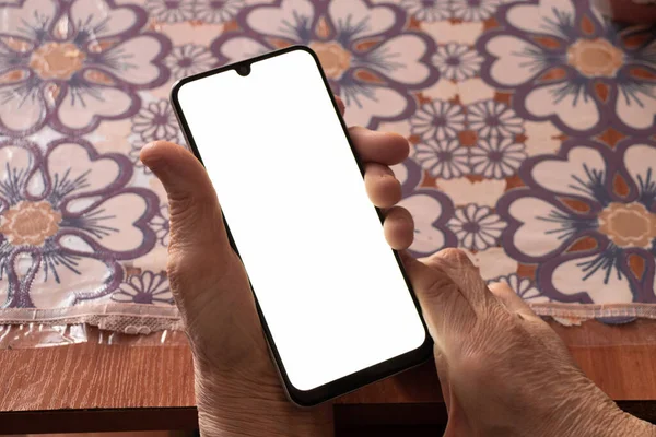 Телефон Руках Пожилой Женщины Белым Экраном Дизайна Крупным Планом — стоковое фото