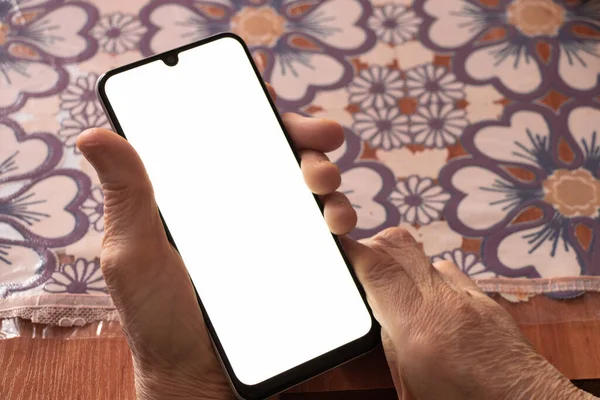 Телефон Руках Пожилой Женщины Белым Экраном Дизайна Крупным Планом — стоковое фото