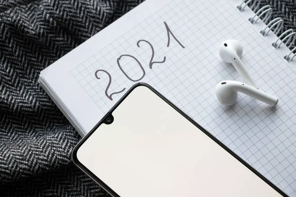 Beyaz Ekranlı Kulaklıklı Bir Telefon 2021 Yılının Planlı Metni Olan — Stok fotoğraf