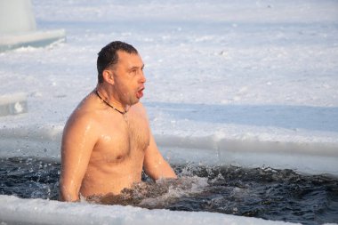 Ukrayna Dnipro 19.01.2021 - Epifani 'de buzlu nehirde devasa bir yüzme