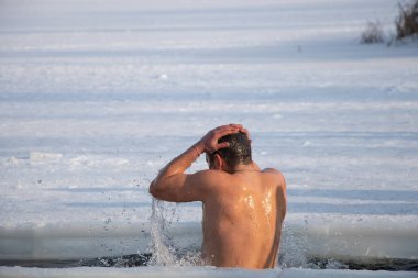 Ukrayna Dnipro 19.01.2021 - Epifani 'de buzlu nehirde devasa bir yüzme