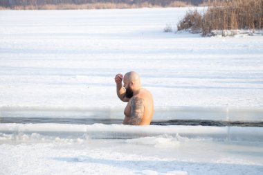 Ukrayna Dnipro 19.01.2021 - Epifani 'de buzlu nehirde devasa bir yüzme