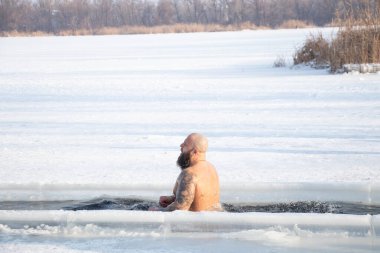 Ukrayna Dnipro 19.01.2021 - Epifani 'de buzlu nehirde devasa bir yüzme