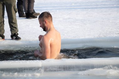 Ukrayna Dnipro 19.01.2021 - Epifani 'de buzlu nehirde devasa bir yüzme
