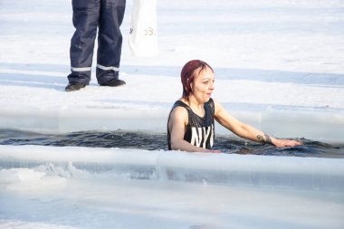 Ukrayna Dnipro 19.01.2021 - Epifani 'de buzlu nehirde devasa bir yüzme