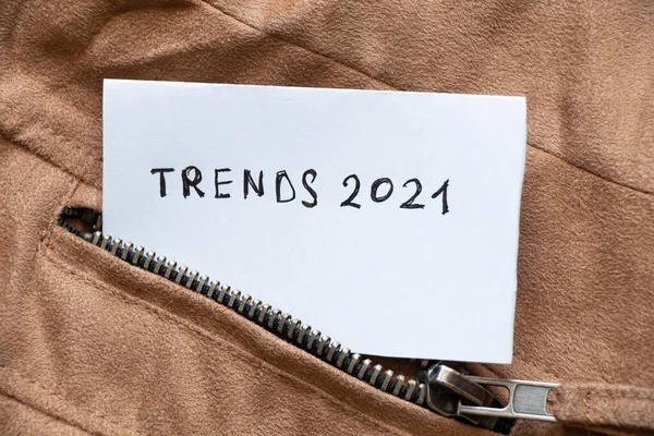 Kahverengi Fermuarlı Bir Ceketin Cebinde 2021 Sayfasındaki Beyaz Kağıt Trendlerine — Stok fotoğraf