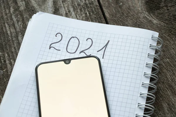 Een Telefoon Met Een Wit Scherm Een Notebook Met Tekst — Stockfoto