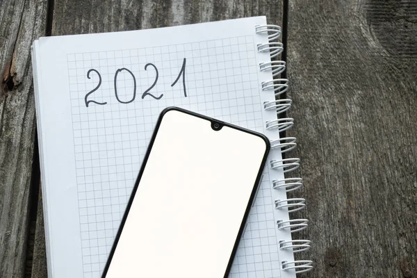 Telefon Białym Ekranem Leży Notatniku Tekstem 2021 Plan 2021 — Zdjęcie stockowe
