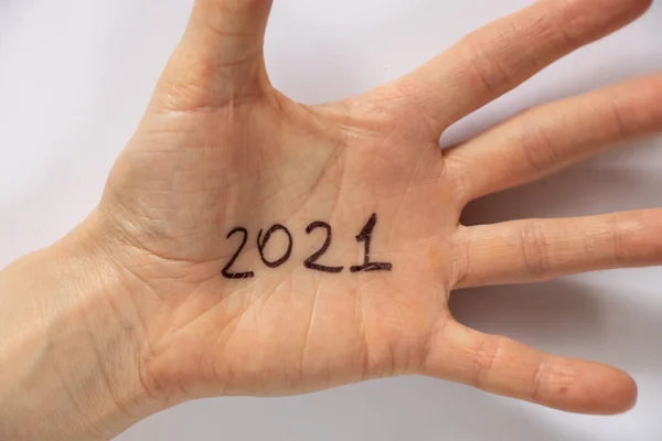 2021 Skriven Kvinnlig Hand Isolerad Bakgrund Nära Håll — Stockfoto