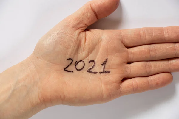 2021 Skriven Kvinnlig Hand Isolerad Bakgrund Nära Håll — Stockfoto