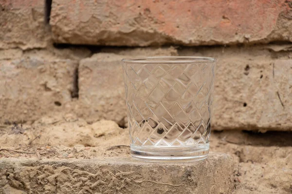 Leeres Glas Sauberes Glas Steht Auf Ziegeln Der Straße Nahaufnahme — Stockfoto