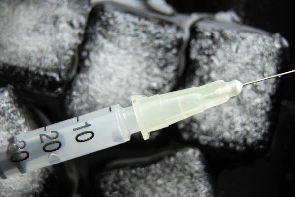Eine Spritze Mit Impfstoff Liegt Eis Auf Schwarzem Hintergrund Großaufnahme — Stockfoto
