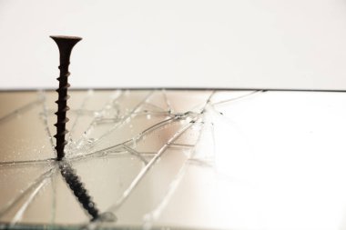 Dokunmaya duyarlı siyah bir cep telefonunun ekranına vida vidalanır. Bozuk bir telefon.