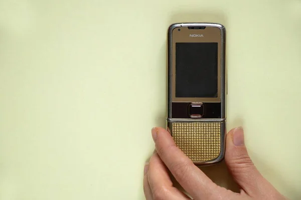 Ucrânia Dnipro 2020 Nokia 8800 Ouro Encontra Fundo Isolado Telefone — Fotografia de Stock