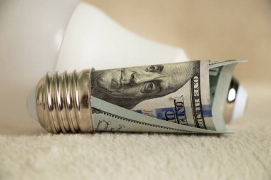 Ampulün altındaki oymaya 100 Amerikan doları ve beyaz bir arka planda Lezbiyen LED lambası.