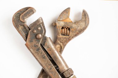 Ayarlanabilir gaz anahtarı beyaz arkaplanda yakın plan