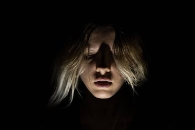 Yüzü uzun saçlı, yüzü siluetli bir kızın yüzü.