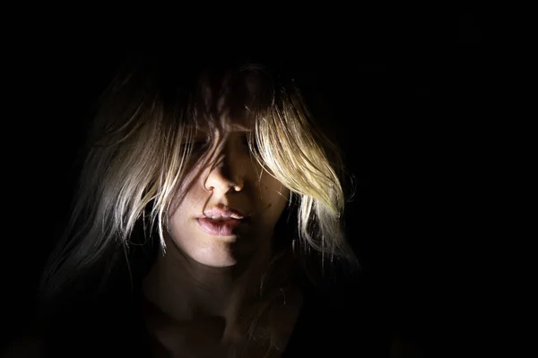在黑暗中长着长发的女孩的脸 脸型轮廓 — 图库照片