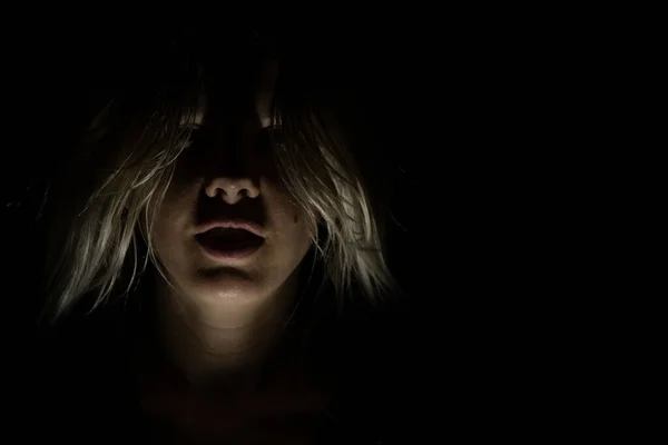 Gesicht Eines Mädchens Mit Langen Haaren Der Dunkelheit Gesichtssilhouette — Stockfoto