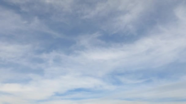 Blauer Himmel mit Wolken als Hintergrund — Stockvideo