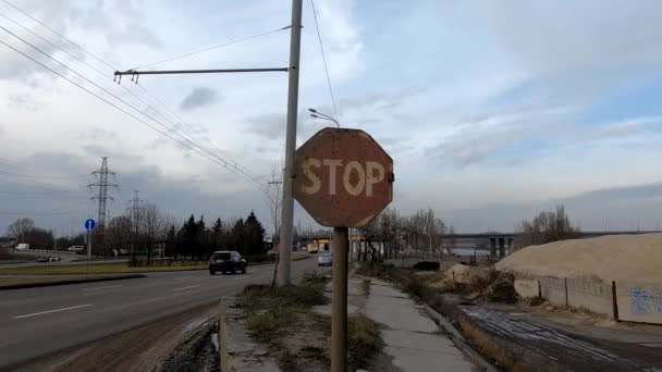 Ουκρανία Dnipro - 25.01.2021 - παλιά οδική πινακίδα σταματήσει οδήγησε το δρόμο κατά μήκος των μεταφορών της πόλης εν κινήσει — Αρχείο Βίντεο