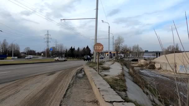 Ukraine Dnipro - 25.01.2021 - vieux panneau routier arrêt conduit la route le long des transports urbains en mouvement — Video