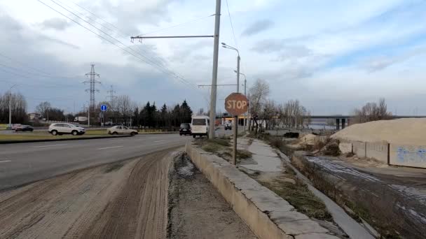 Ukraina Dnipro - 25.01.2021 - stary przystanek drogowy jechał drogą wzdłuż ruchu transportu miejskiego — Wideo stockowe