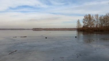 Ukrayna 'da buz ve ormandaki kış manzarası nehri