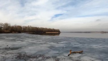 Ukrayna 'da buz ve ormandaki kış manzarası nehri