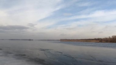 Ukrayna 'da buz ve ormandaki kış manzarası nehri