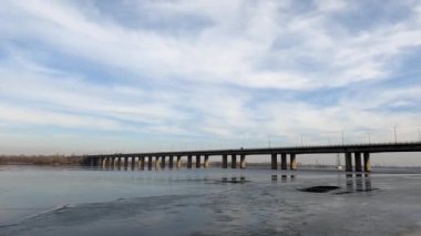 2021 kış sabahı Dinyeper Nehri üzerindeki Kaydak Köprüsü