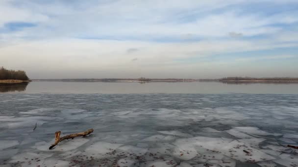 Vinter landskap flod i is och skog i Ukraina — Stockvideo