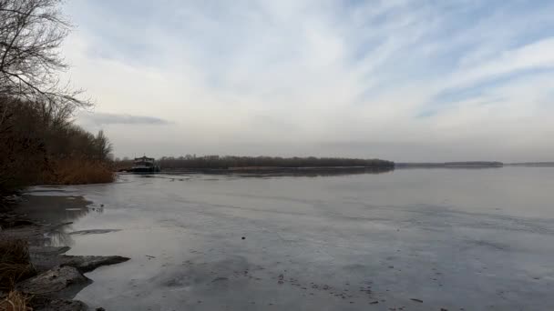 Зимний пейзаж реки во льдах и лесах Украины — стоковое видео