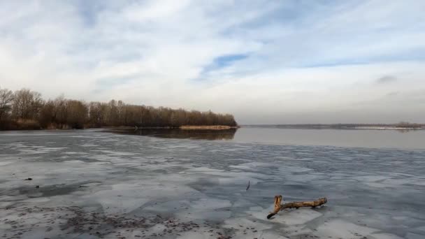 Зимний пейзаж реки во льдах и лесах Украины — стоковое видео